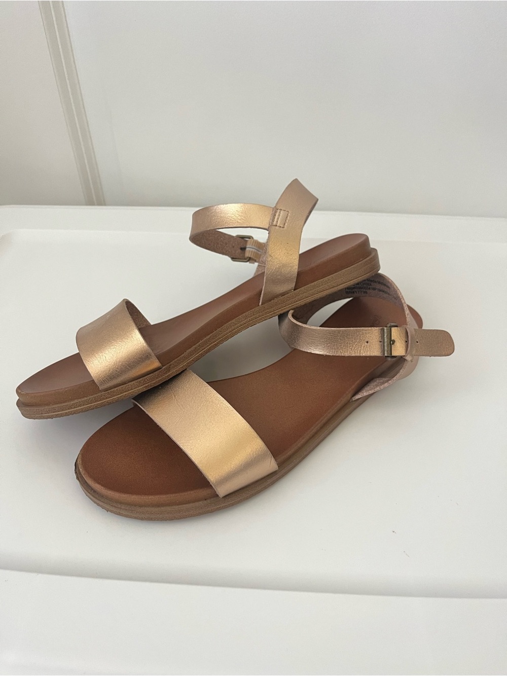 Universal Thread Women’s Sandals Flat Sz 7.5 Copper/Gold Straps Preppy Summer